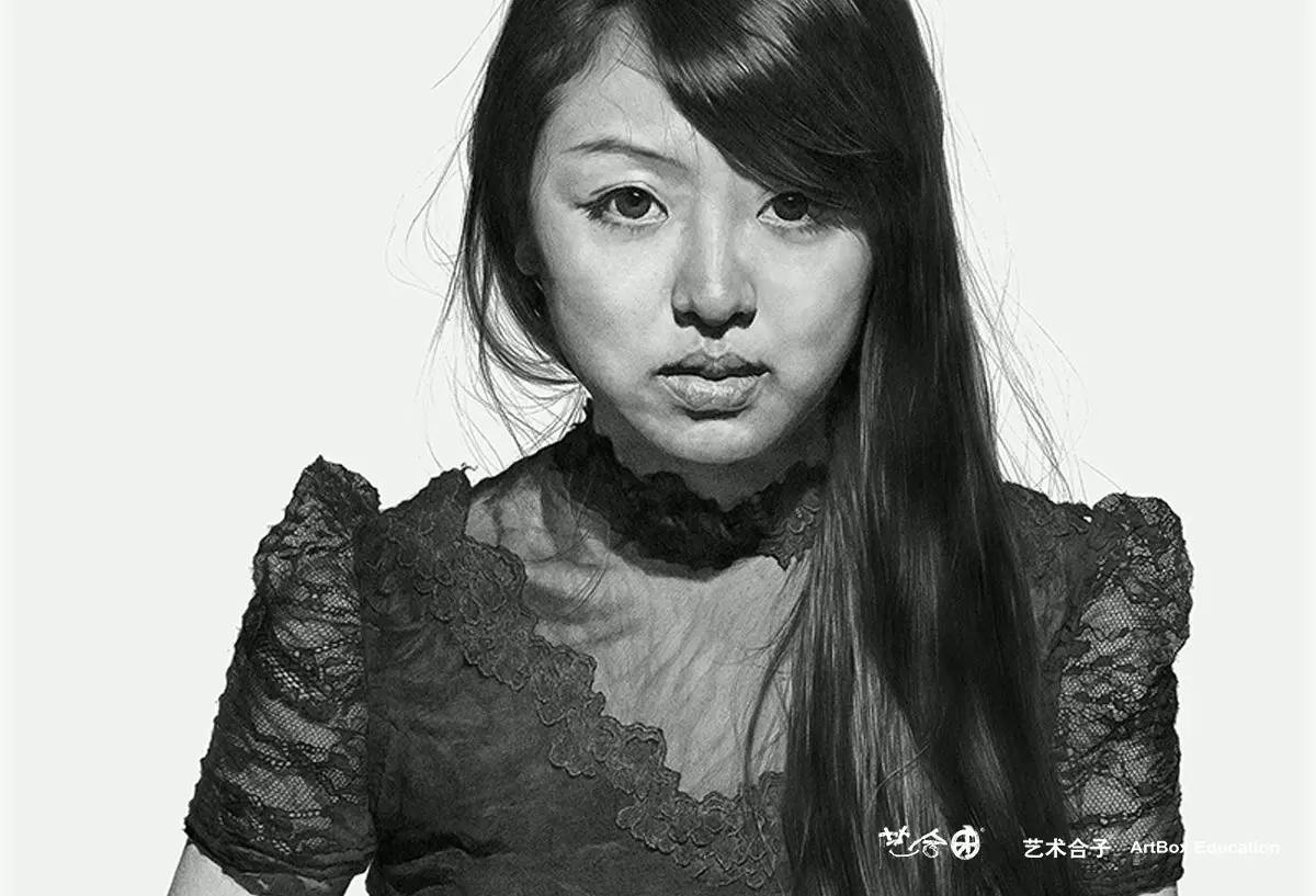 艺术合子刘斌日常大幅超写实女性全身等身素描细致照片写实主义